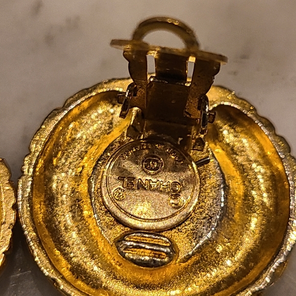 AUTH CHANEL 18K GOLD PLATED CC LOGO NECKLACE & EARRINGS SET - Picture 10 of 14